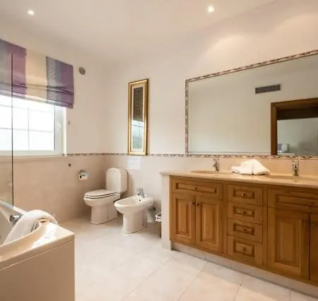 Quinta Sula - 5 Min Walk To Beach - Big Grand House - 15 Mins To Lake Villa